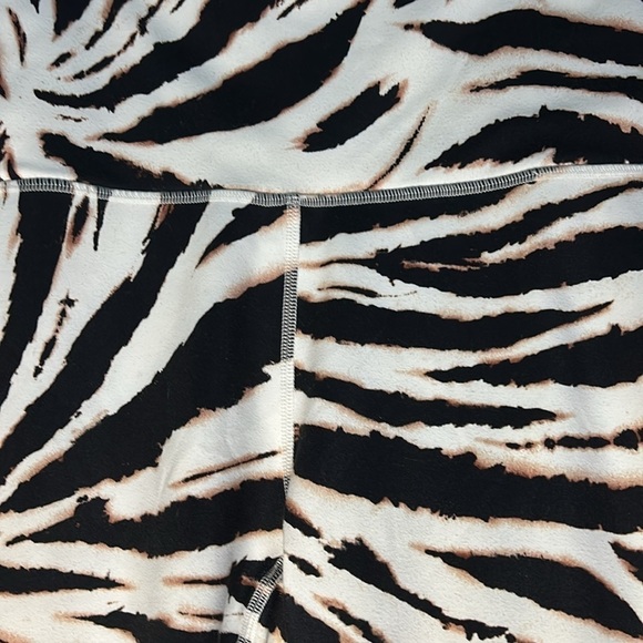 Purelux by Fabletics animal print pocket on inside leggings - Picture 2 of 6